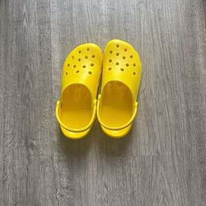 Crocs Unisex-Adult Classic Clogs - Lemon Yellow
